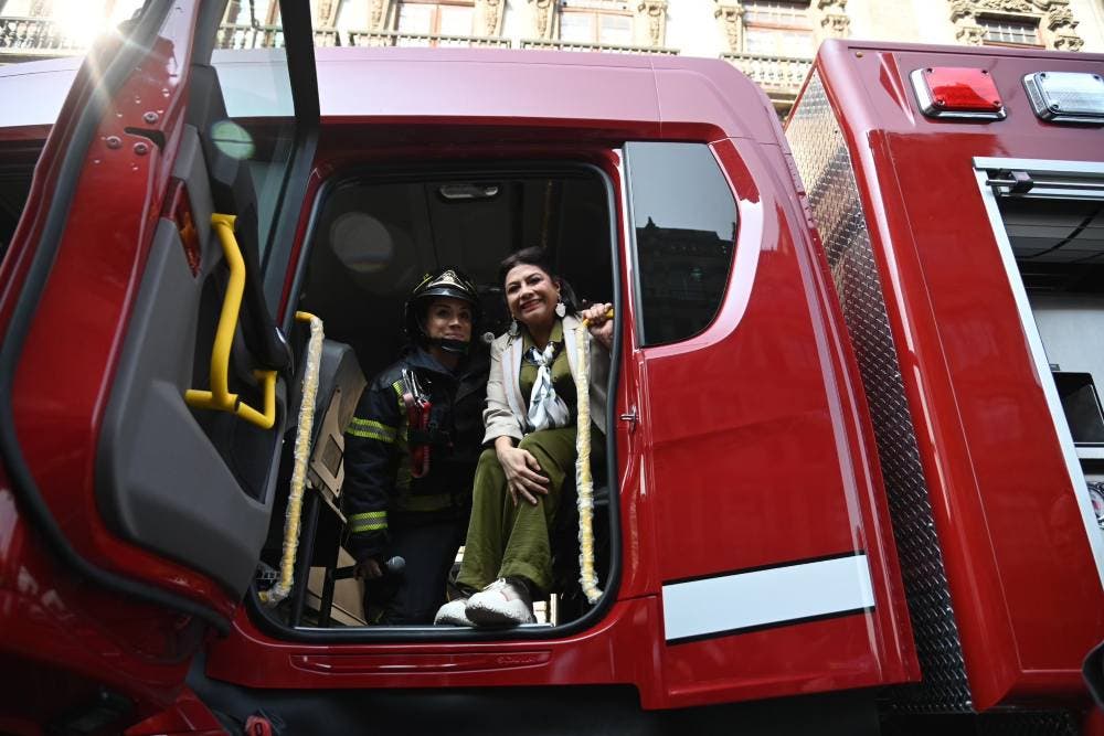 Brugada refuerza Bomberos de CDMX con 11 unidades nuevas y promete 100 más