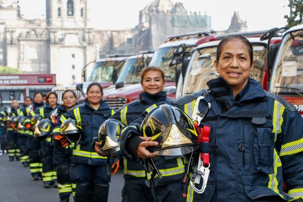 Brugada refuerza Bomberos de CDMX con 11 unidades nuevas y promete 100 más