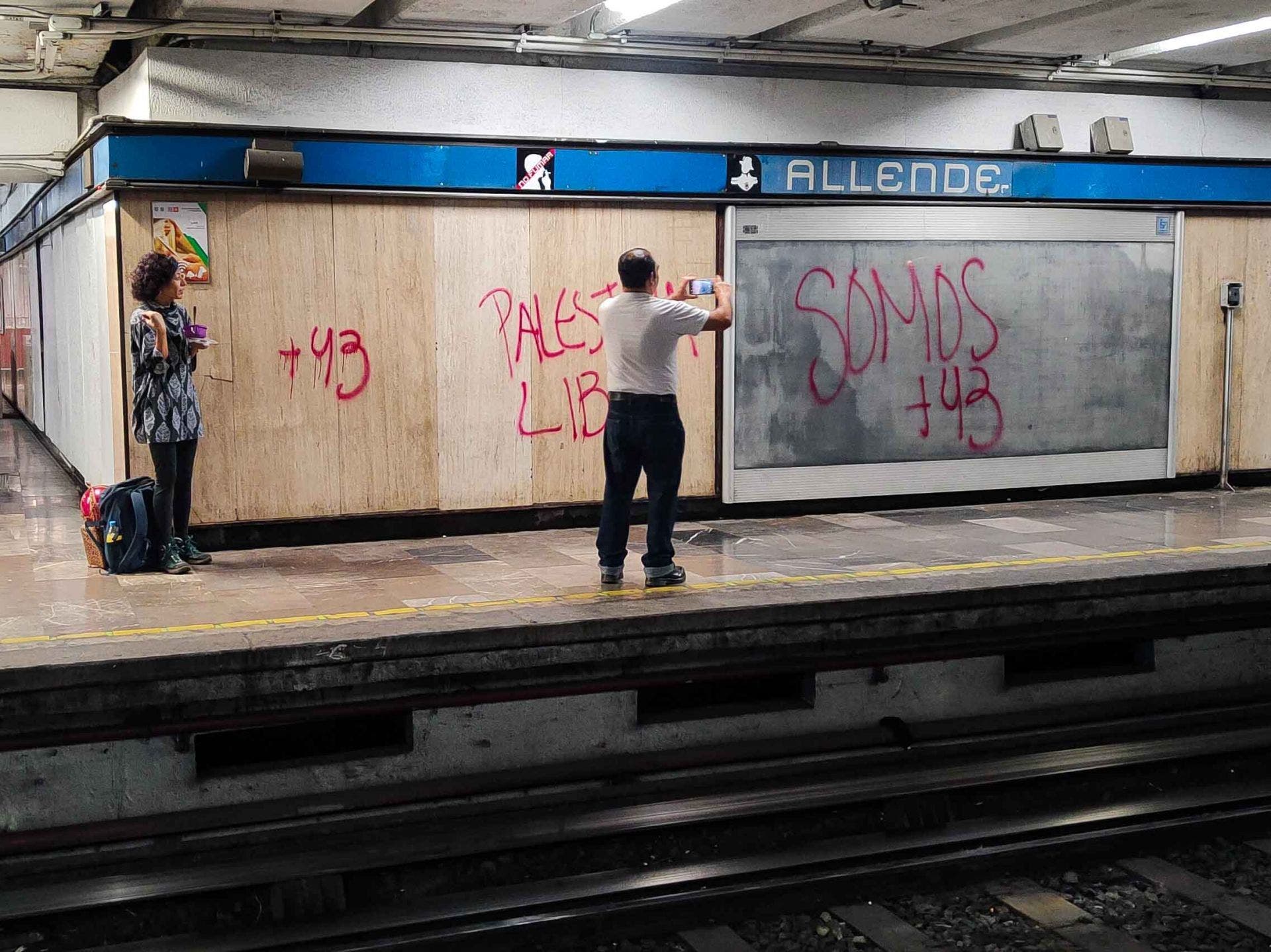 PINTAS AYOTZINAPA METRO CDMX