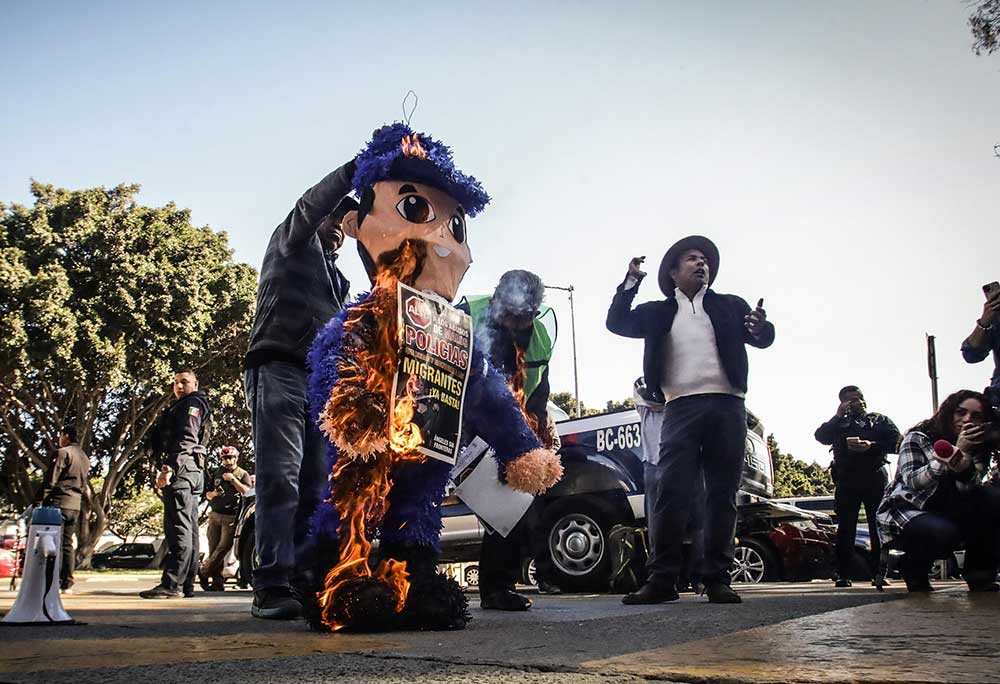 Queman piñata de policía en Tijuana