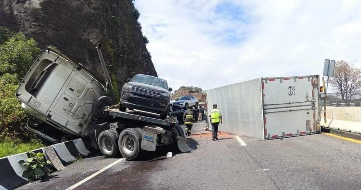 Videos Tráiler Cargado Con Autos Vuelca En La México Toluca Y Colapsa Acceso A La Cdmx 4093