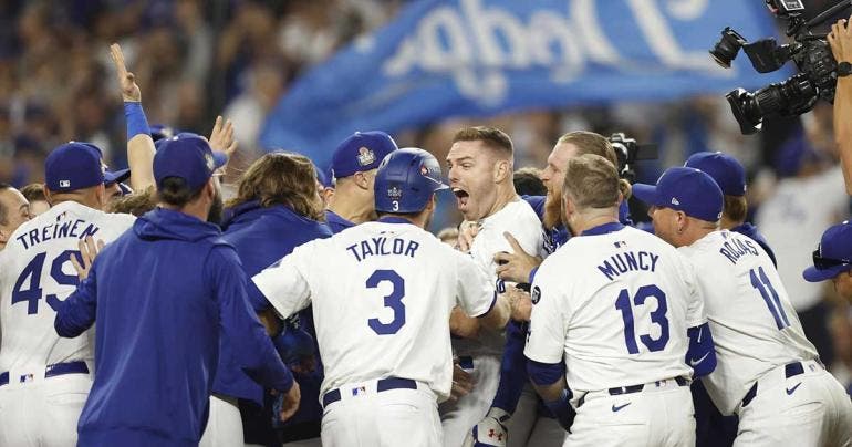 Freddie Freeman conectó un grand slam en la décima entrada 