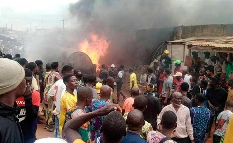 Explosión de pipa con combustible deja al menos 105 muertos en Nigeria (Foto: @MutembeiTV)