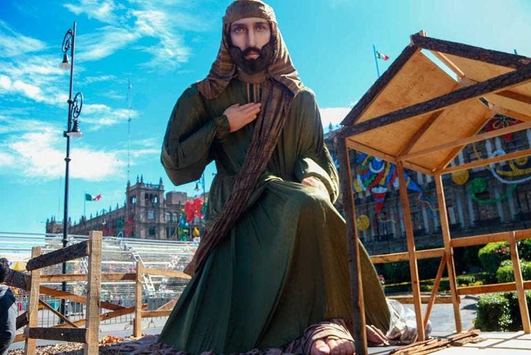 Niño Dios gigante 'llega' al Zócalo para inicio de la Verbena Navideña (Cuartoscuro)