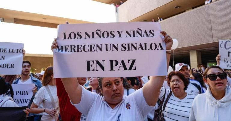 Protesta por Gael y Alexander llega a Palacio de Gobierno en Culiacán; destrozan cristales