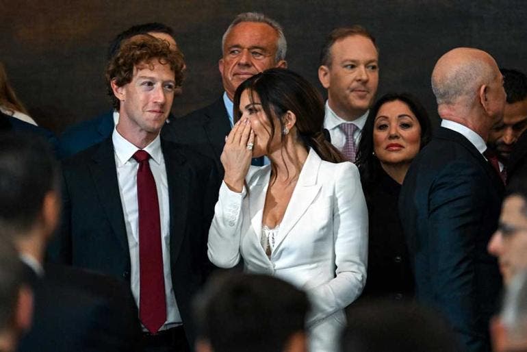 Lauren Sánchez, la prometida del multimillonario dueño de Amazon, Jeff Bezos, también fue señalada en redes sociales por su selección de traje de chaqueta (EFE)