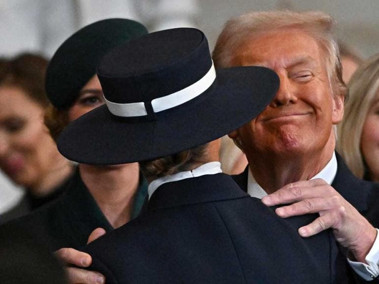 Melania uso un sombrero que se llevó las miradas en la investidura de Trump (EFE)