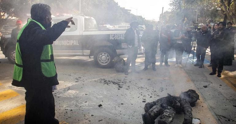 Queman piñata de policía en Tijuana