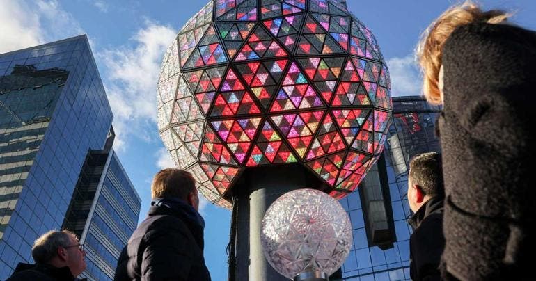 'Jubilan' a la icónica bola de 'fin de año' de Times Square (EFE)