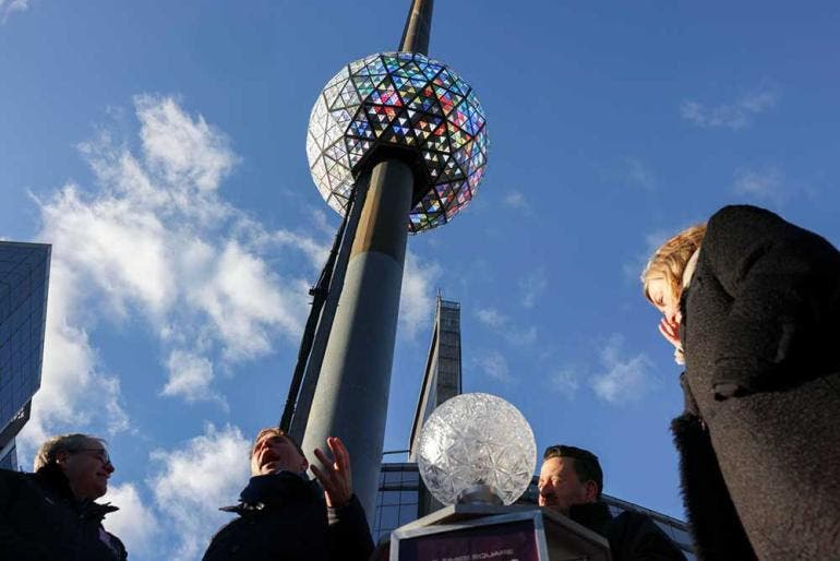 'Jubilan' a la icónica bola de 'fin de año' de Times Square (EFE)