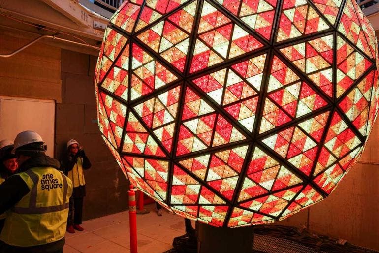 'Jubilan' a la icónica bola de 'fin de año' de Times Square (EFE)