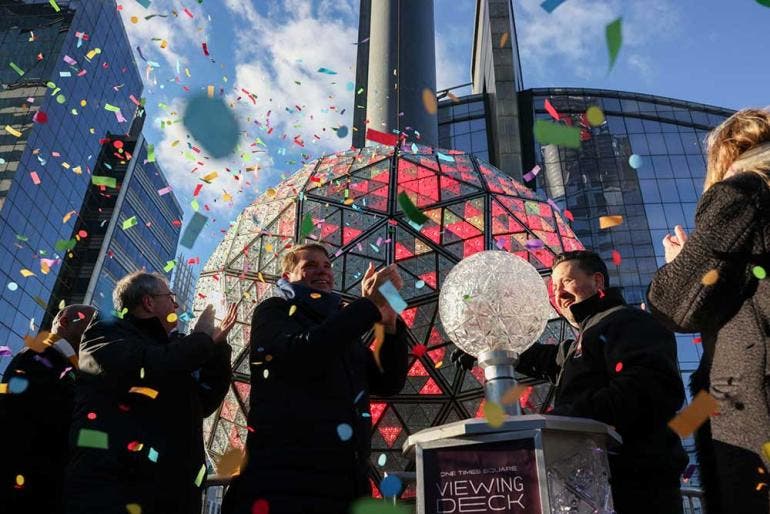 'Jubilan' a la icónica bola de 'fin de año' de Times Square (EFE)