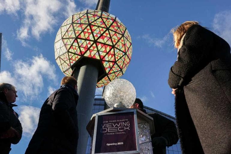 'Jubilan' a la icónica bola de 'fin de año' de Times Square (EFE)