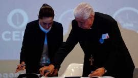 Claudia Sheinbaum firma con la iglesia