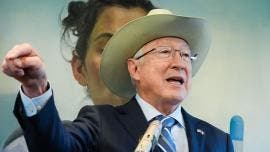 abrazos no balazos no funciono Ken Salazar