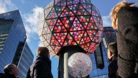 'Jubilan' a la icónica bola de 'fin de año' de Times Square (EFE)