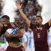 Salomón Rondón anotó el gol del empate contra Argentina