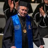 Joan Manuel Serrat se hace camino al andar en Nuevo León con un doctorado honoris causa (EFE)