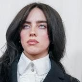 arrojan objeto rostro Billie Eilish